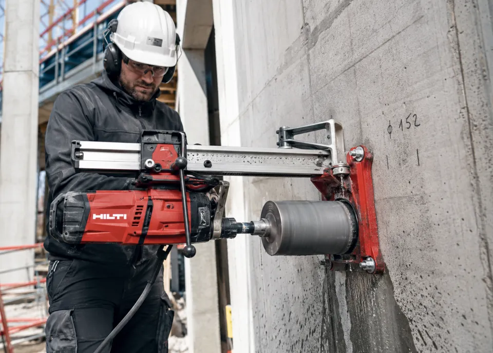Monteur setzt eine Kernbohrung mit 152 mm Durchmesser in eine Betonwand